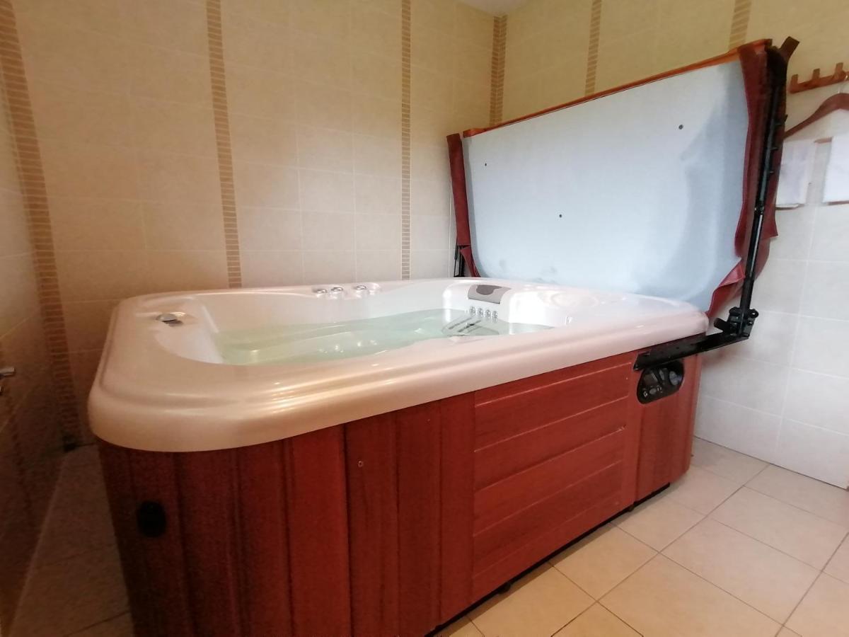 L'Atelier D'Arthur - Gite Chaleureux Avec Jacuzzi. Tenneville Esterno foto